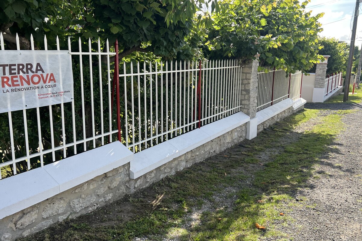 Clôture métallique repeinte en blanc après rénovation à Villiers (77) — TerraRenova