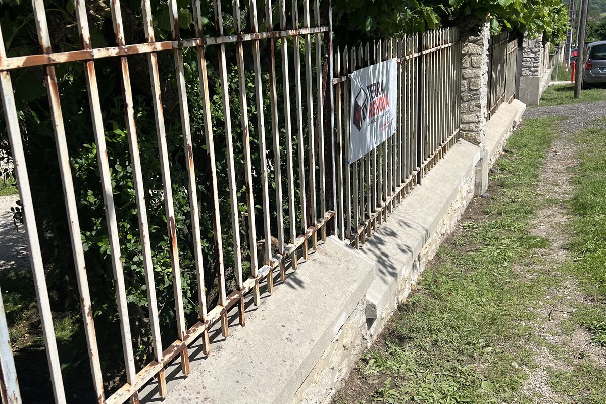Clôture métallique rouillée avant rénovation à Villiers (77) — TerraRenova