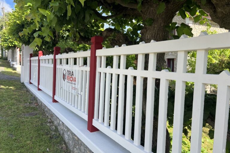 Clôture rénovée à Villiers (77) : peinture blanche et poteaux rouges sur balustrade béton — TerraRenova