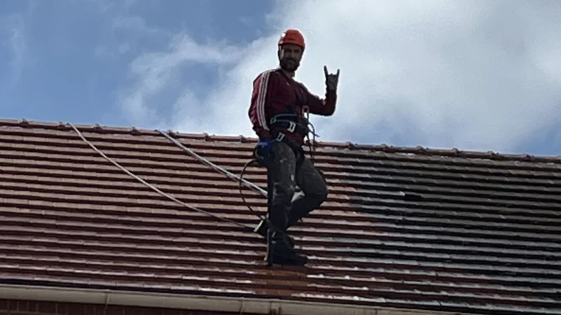 Couvreur TerraRenova sur une toiture dans les Hauts-de-Seine (92)