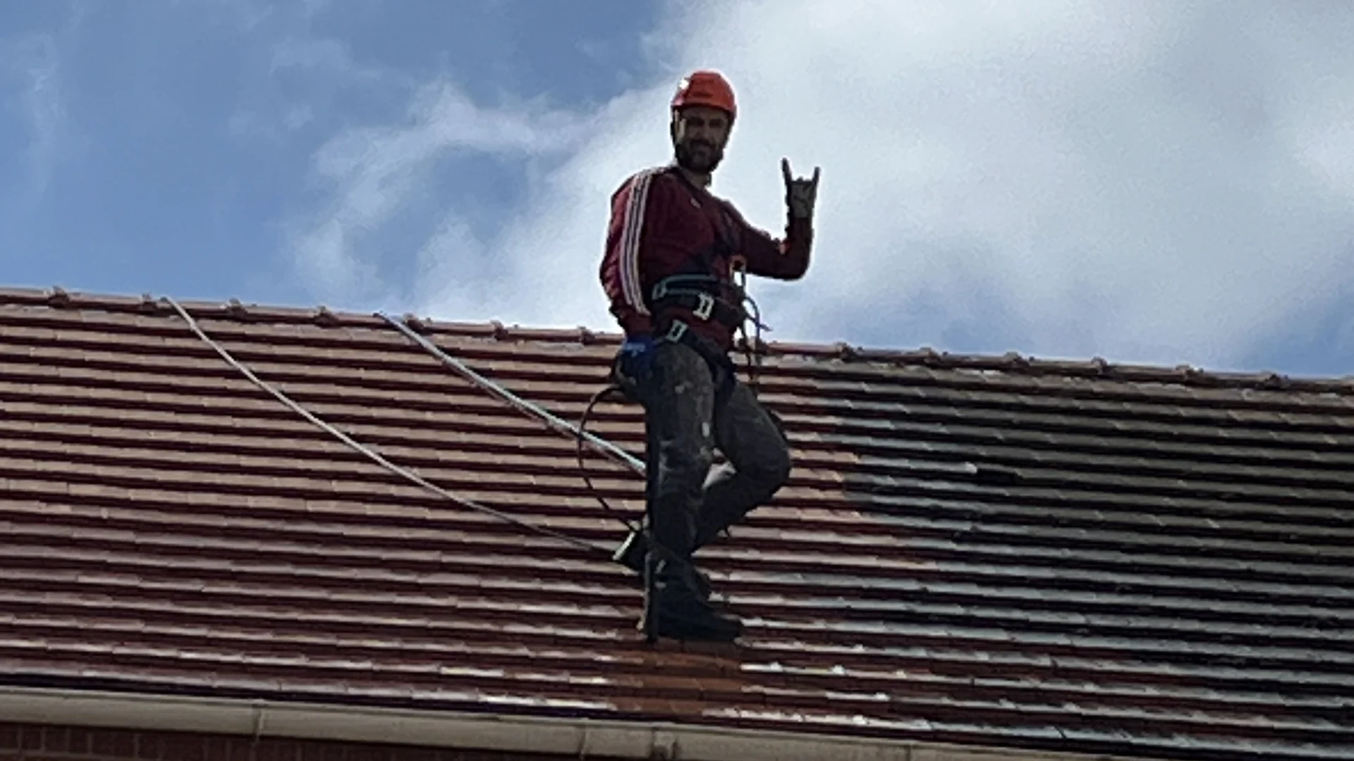 Couvreur TerraRenova sur une toiture dans les Hauts-de-Seine (92)