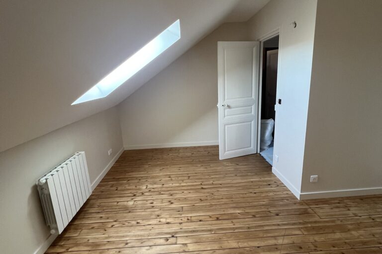 Chambre créée sous les combles après rénovation — maison Seine-et-Marne