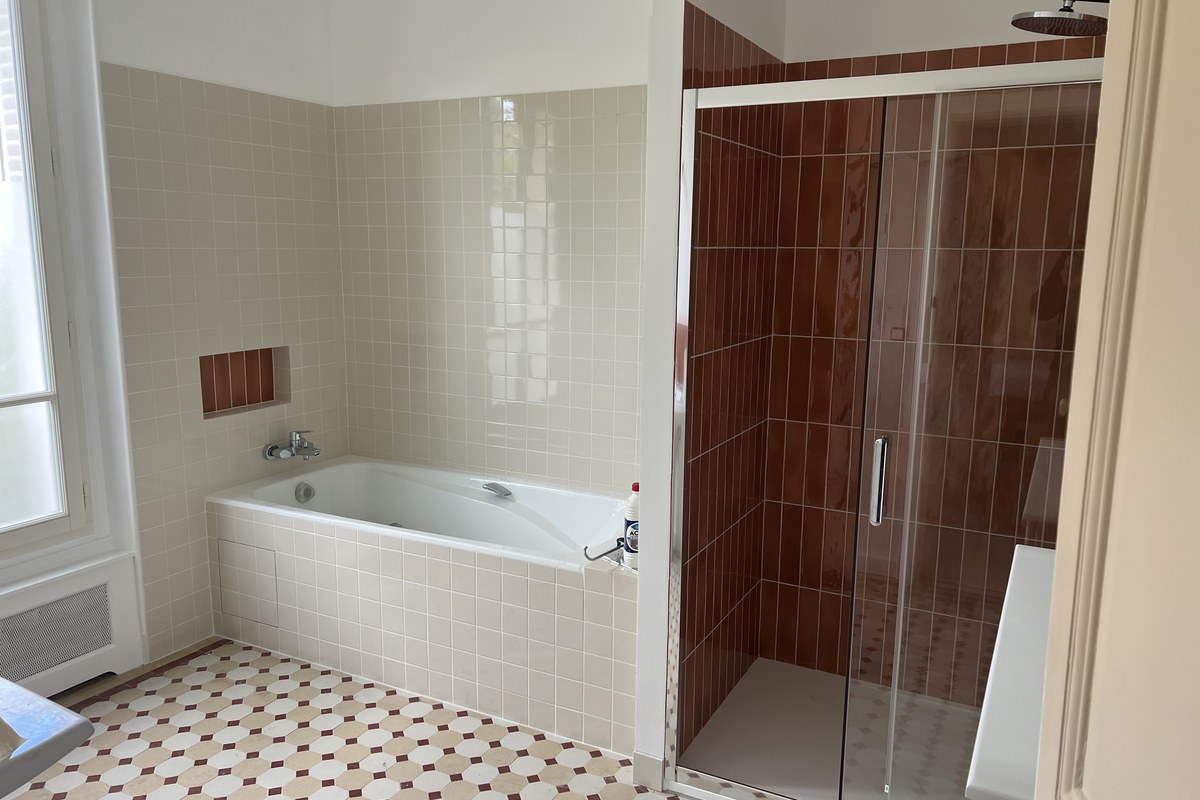 Salle de bain principale rénovée, baignoire et douche — Seine-et-Marne