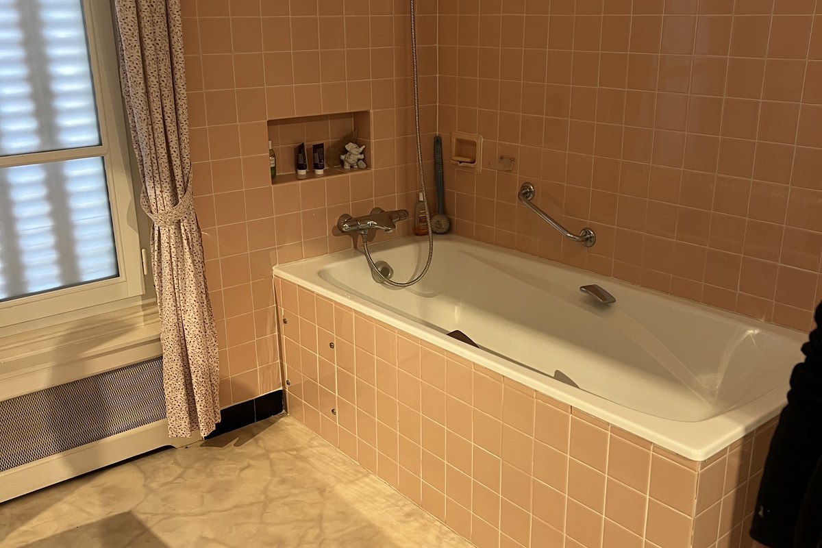 Salle de bain principale avant rénovation — maison Seine-et-Marne