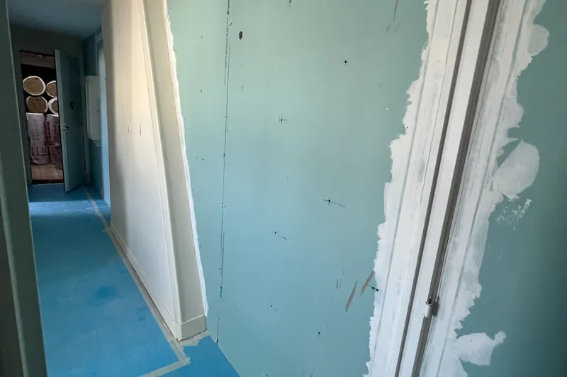 Doublage BA13 avant enduit et peinture — rénovation appartement Paris