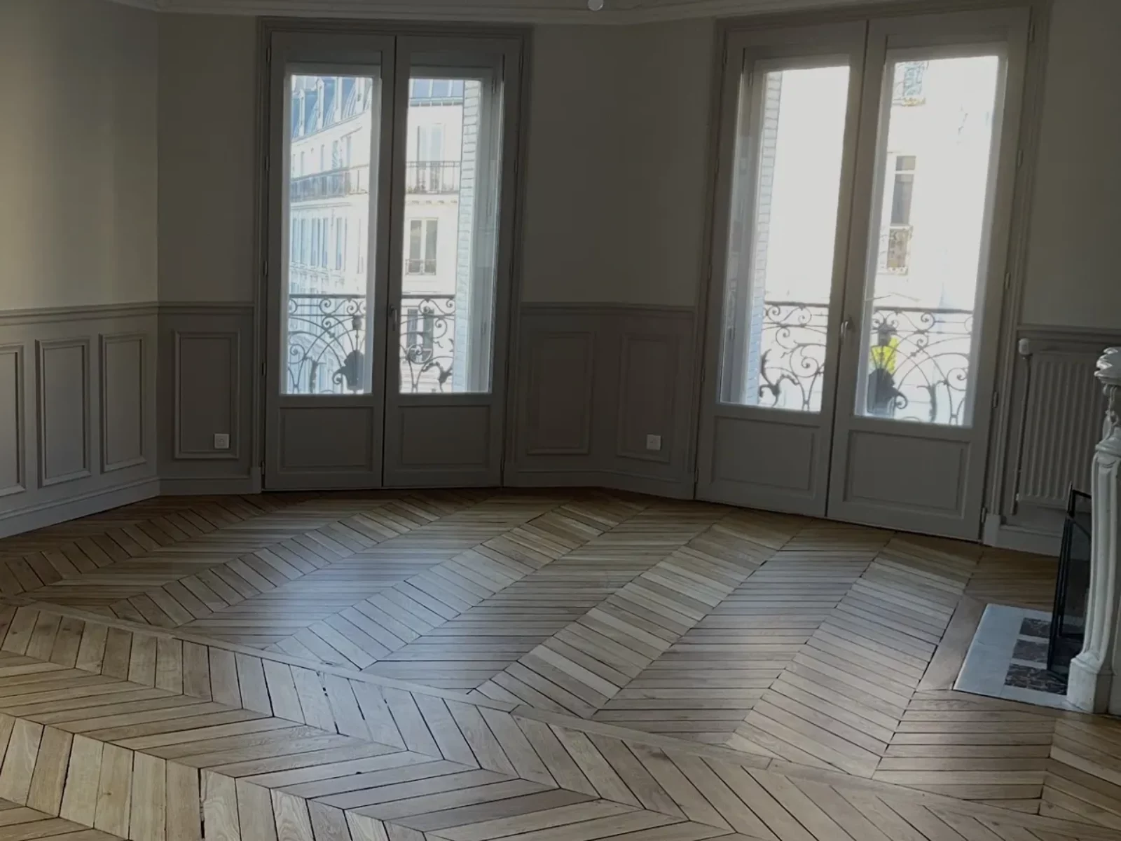 Fenêtres bois double vitrage posées en dépose totale avec finitions soignées, rénovation complète d'un appartement haussmannien par TerraRenova à Paris