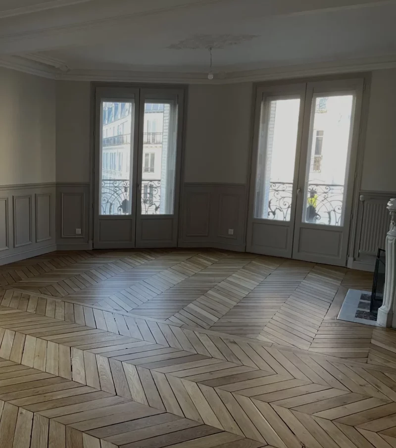 Fenêtres bois double vitrage posées en dépose totale avec finitions soignées, rénovation complète d'un appartement haussmannien par TerraRenova à Paris