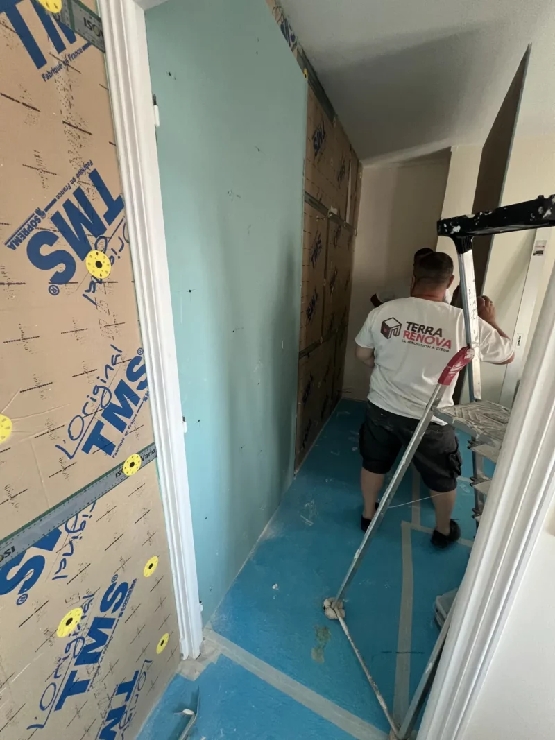 Remise à niveau entre deux locataires : isolation des murs d'un appartement en location par TerraRenova
