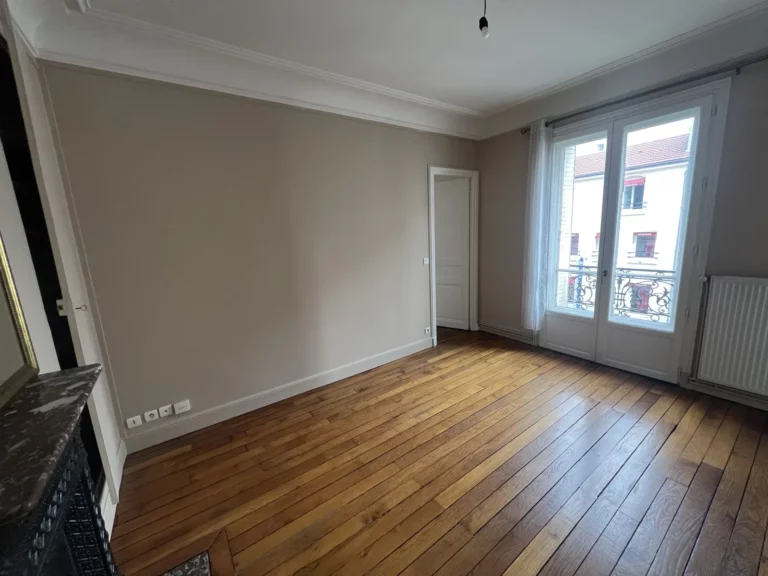 Séjour d'un appartement locatif remis en état : peinture neuve et parquet vitrifié, prêt à louer