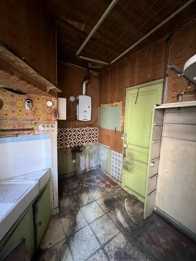 Cuisine avant rénovation — appartement haussmannien loi 48, Paris