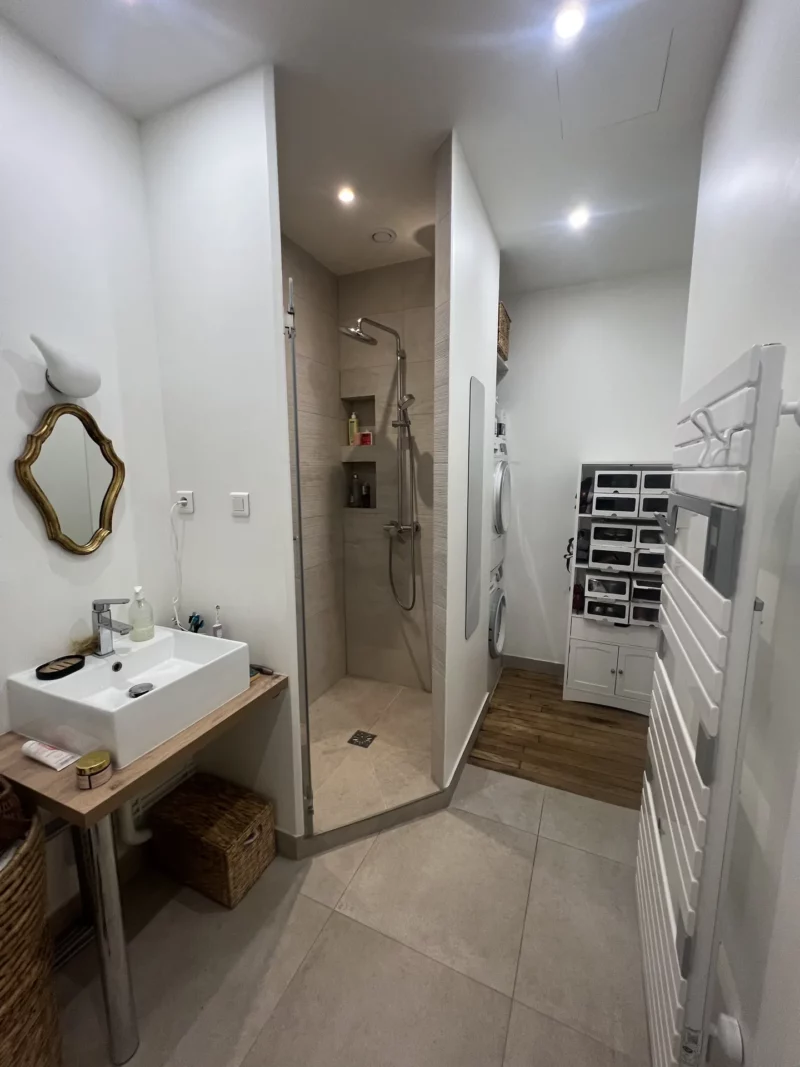 Salle de bain rénovée avec douche à l'italienne — appartement Paris