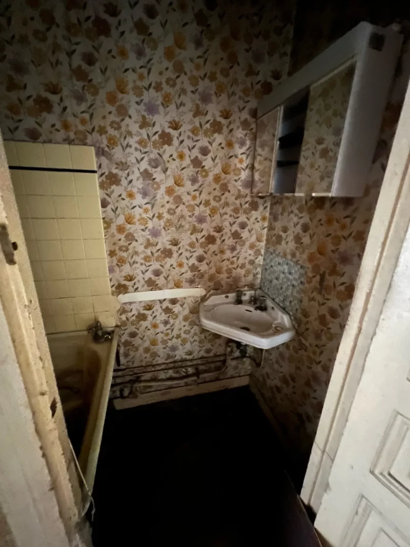 Salle de bain avant rénovation — appartement ancien Paris