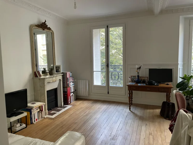 Salon rénové — peintures, parquet poncé, fenêtres neuves, appartement Paris