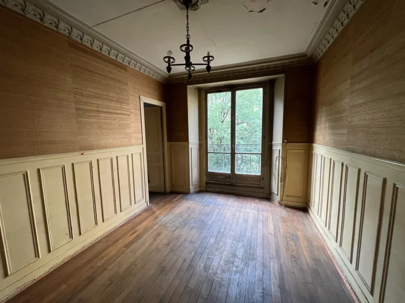 Salon avant rénovation — parquet et murs d'origine 1948, Paris