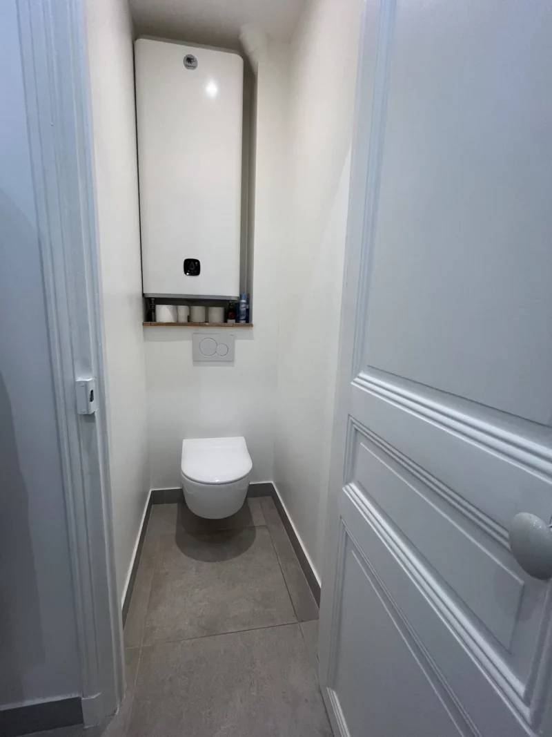 WC suspendu Geberit et chauffe-eau plat après rénovation — Paris