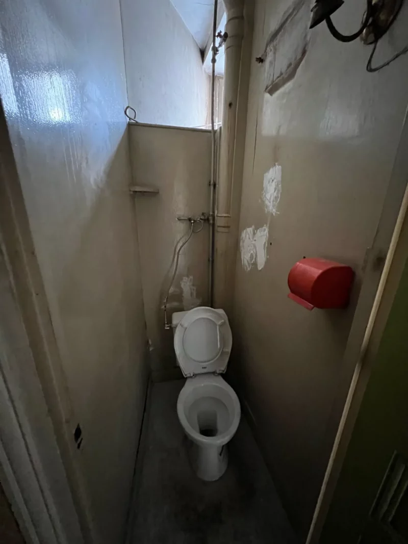 WC avant rénovation — appartement loi 48 Paris