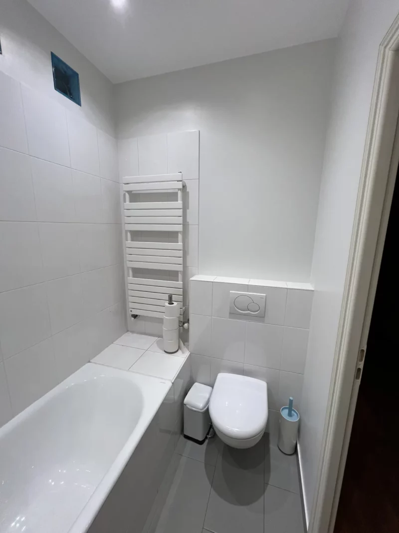 Salle de bain refaite à neuf lors de la remise à niveau complète d'un appartement locatif