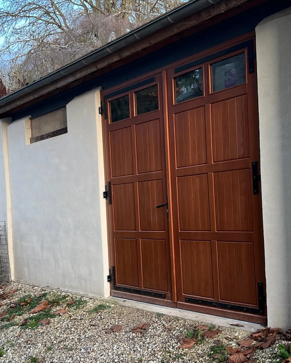 Fa&ccedil;ade de grange r&eacute;nov&eacute;e : enduit ton pierre et porte double vantail, Seine-et-Marne (77) &mdash; TerraRenova