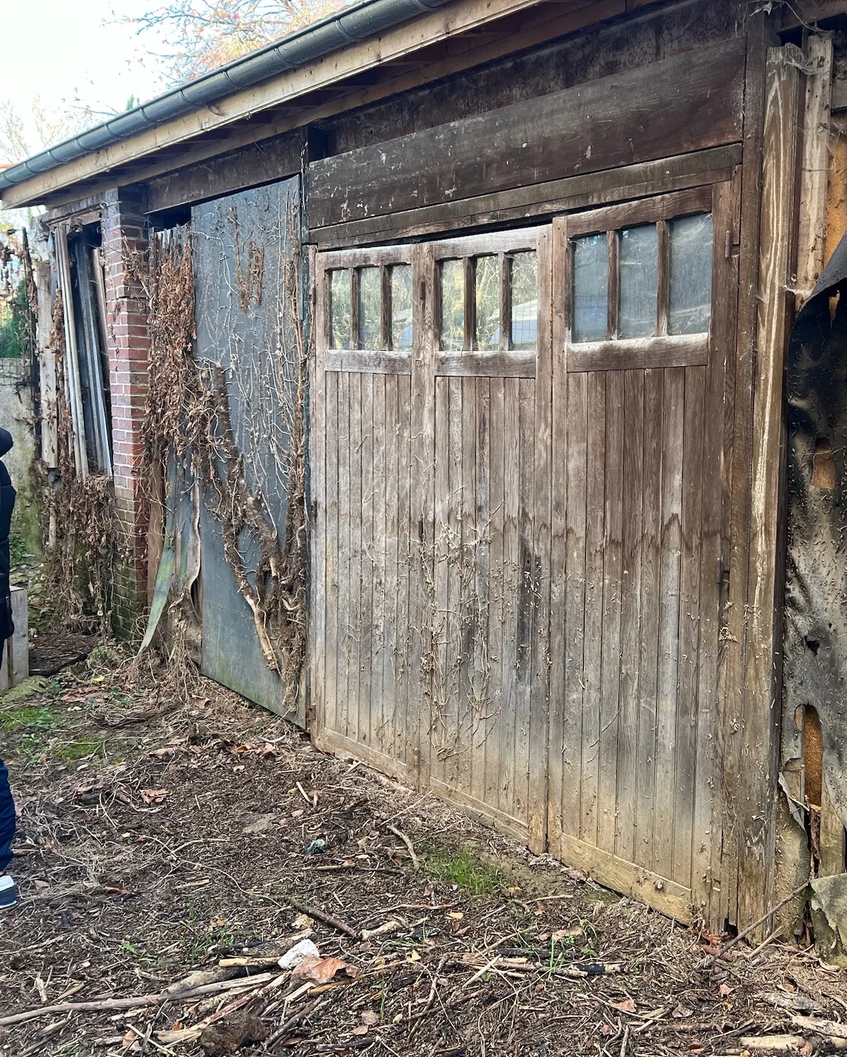 Fa&ccedil;ade de grange avant travaux : bardage bois &eacute;clat&eacute; et ouvrants hors d'usage, Seine-et-Marne (77) &mdash; TerraRenova
