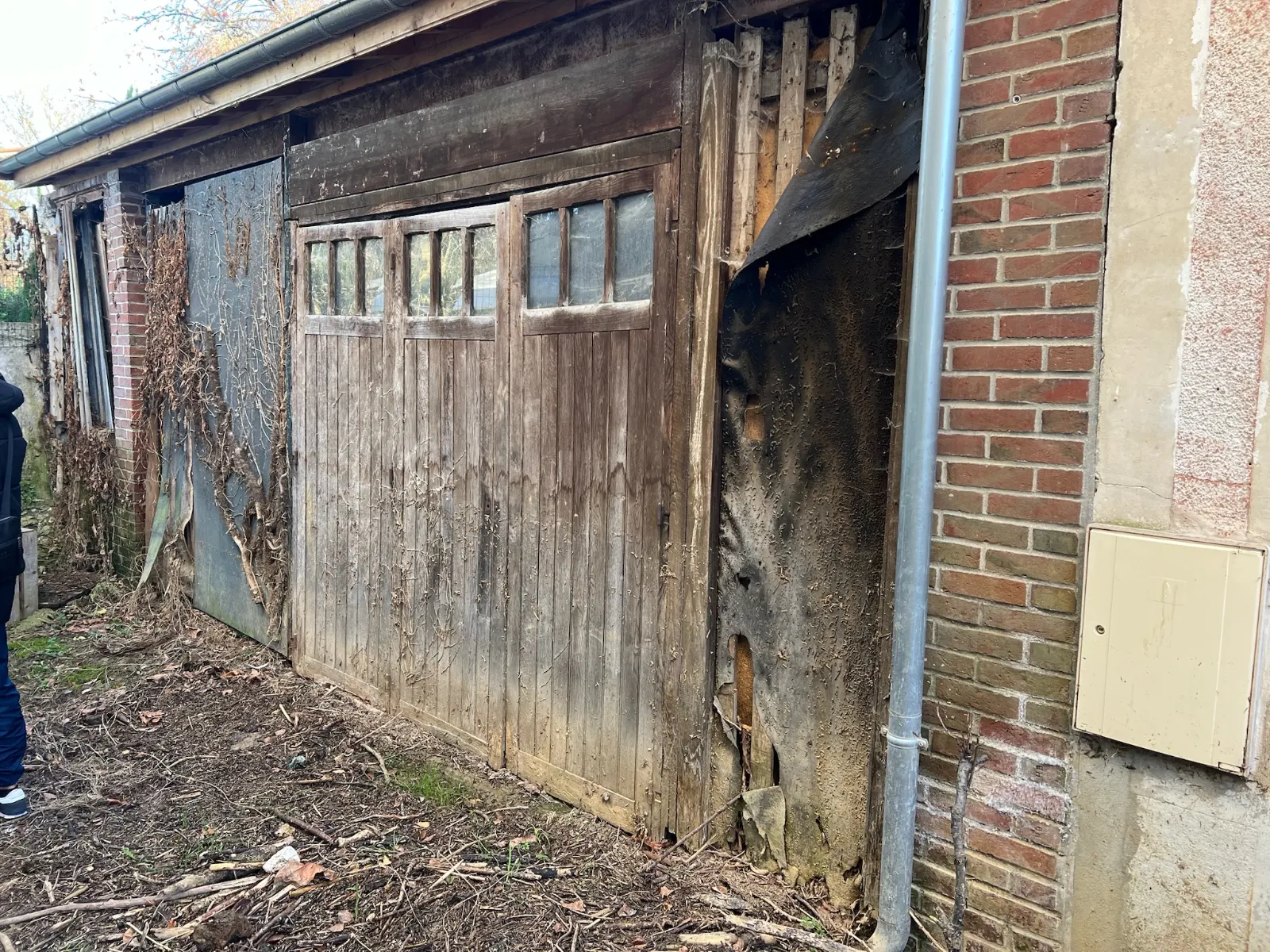 Fa&ccedil;ade de grange &agrave; r&eacute;nover avant travaux : bardage bois &eacute;clat&eacute; et ouvrants hors d'usage, Seine-et-Marne (77) &mdash; TerraRenova