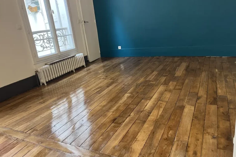 Parquet vitrifié brillant juste après application du vitrificateur