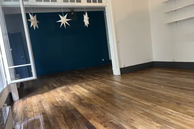 Séjour parisien avec parquet chêne rénové et vitrifié