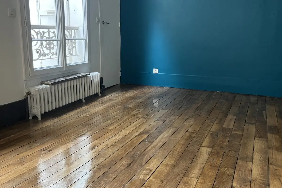Parquet chêne vitrifié après ponçage dans une chambre parisienne