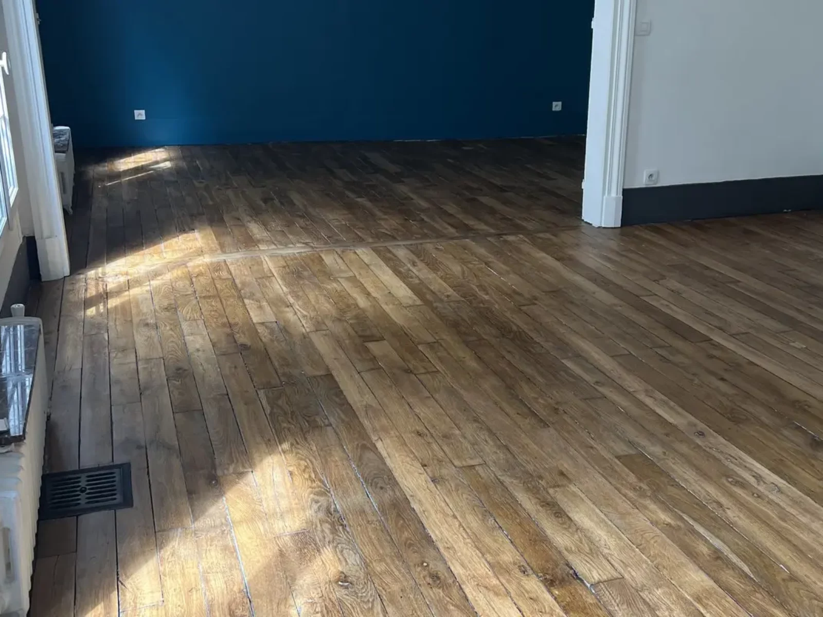 Parquet chêne doré satiné après rénovation complète à Paris