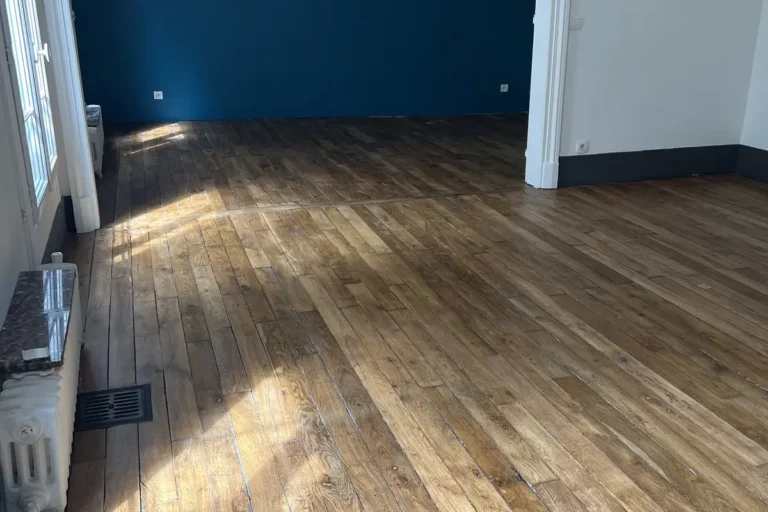 Parquet chêne doré satiné après rénovation complète à Paris
