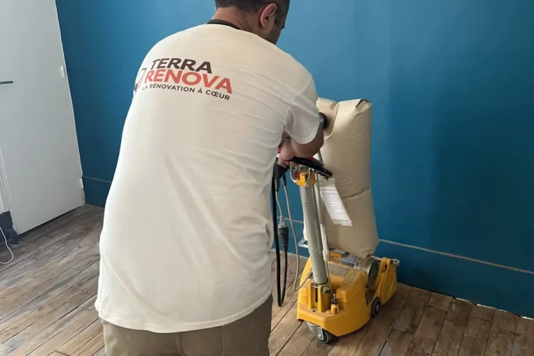 Ponçage de parquet en cours par l'équipe TerraRenova à Paris
