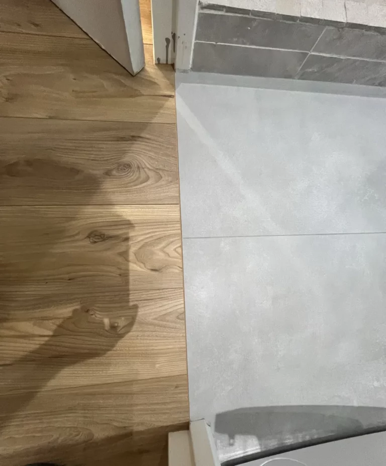 Raccord parquet-carrelage sans barre de seuil entre une chambre et la salle de bain