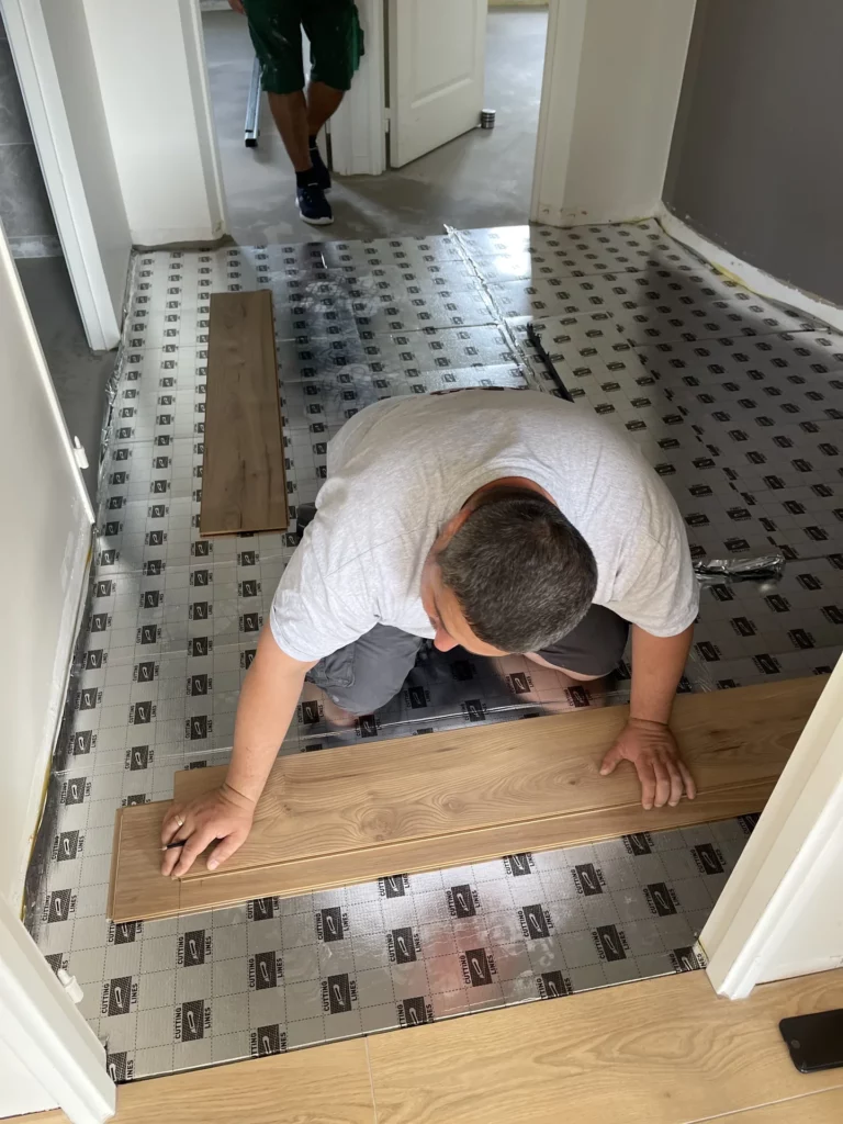 Réglage du niveau au passage de porte entre carrelage et parquet