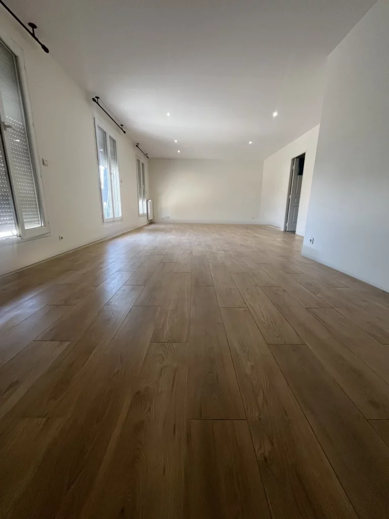 Salon carrelé en grès cérame effet bois après rénovation à La Garenne-Colombes