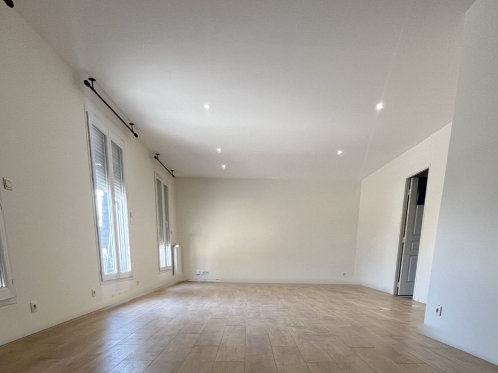 Salon rénové avec carrelage grès cérame effet bois à La Garenne-Colombes