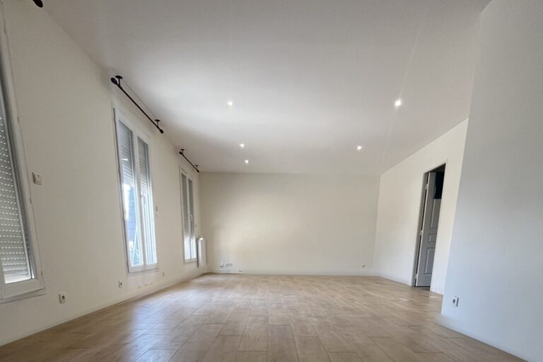 Salon rénové avec carrelage grès cérame effet bois à La Garenne-Colombes