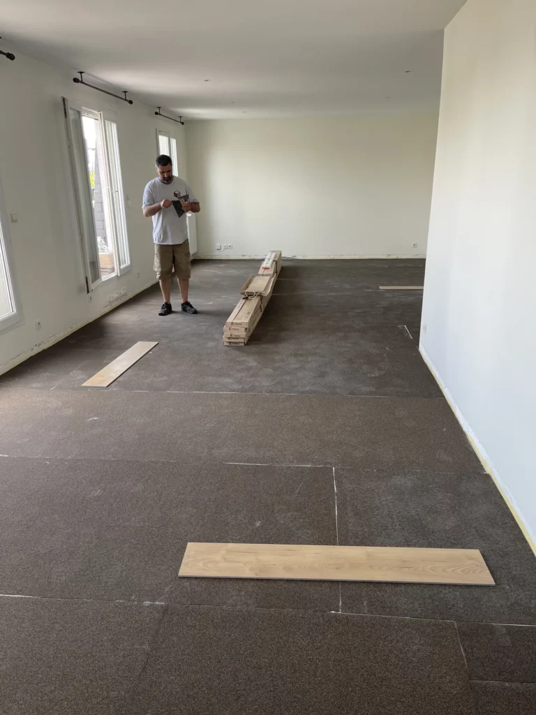 Sous-couche phonique posée avant le parquet flottant